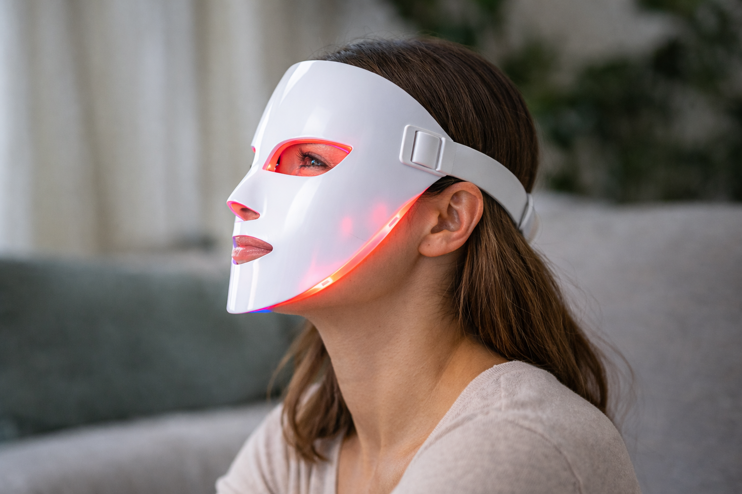 LED Gesichtsmaske bei der Anwendung – moderne LED Lichttherapie für die Haut