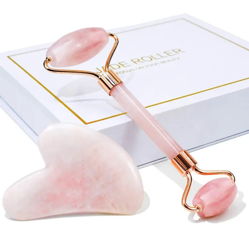 „Entdecke den Luxus der Hautpflege mit diesem Rosenquarz-Jade-Roller-Set für eine erfrischende und straffende Behandlung.
