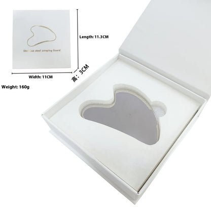 Dieser Edelstahl-Schaber (160 g) kommt in einer eleganten Box und hat die ideale Größe von 11,3 cm x 11 cm für eine präzise Anwendung.